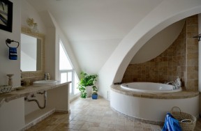 圆形浴缸 家庭浴室装修效果图 