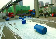 貨車撞上輕軌柱&nbsp;一車涂料染白金渝大道