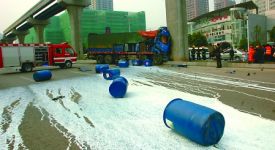 貨車撞上輕軌柱&nbsp;一車涂料染白金渝大道
