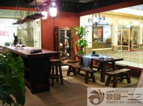中式私人會所 吊頂設計 玻璃吊頂 地毯 地墊 簡約吊燈 展示柜 玻璃柜子 墻面漆 橙色墻面 木桌 木凳 長凳 木質吧臺 吧凳 