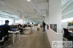 天花板吊頂 吊頂龍骨 金屬吊頂 褐色地磚 辦公室燈具 隔斷設(shè)計(jì) 隔斷墻 卷簾 寫字樓室內(nèi) 寫字樓隔斷 寫字樓辦公 辦公桌擺放 電腦桌 轉(zhuǎn)椅 辦公椅子 