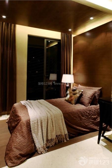 卧室装修 卧室设计 卧室装饰 床头背景墙 双人床 纯色窗帘 棕色窗帘 木质吊顶 射灯 台灯 浅褐色木地板 