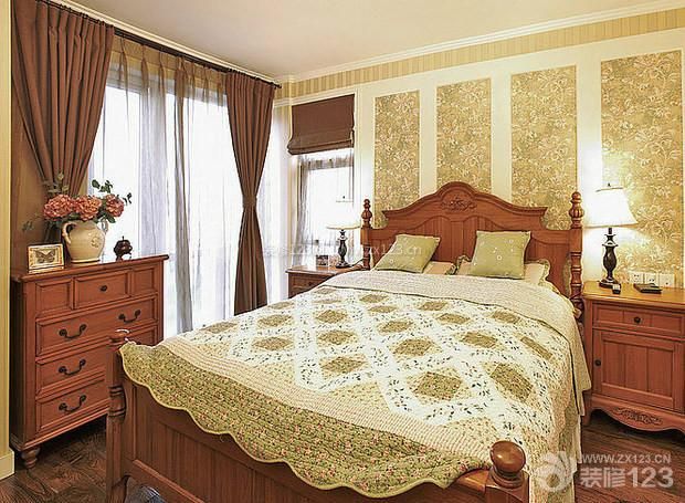 卧室设计 床头背景墙 双人床 咖啡色窗帘 纱帘 台灯 床头柜 棕黄色 储物柜 