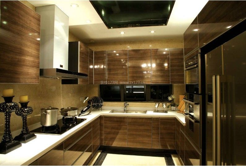 厨房设计 吊顶设计 白色地砖 波打线 射灯 灯带 褐色橱柜 悬空柜 储物柜 大理石墙面 