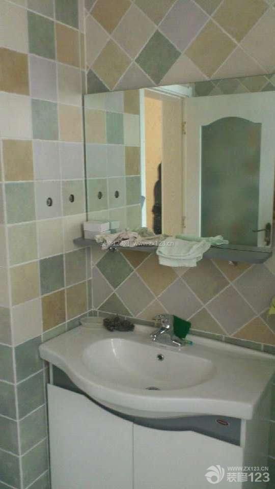 四室两厅 卫生间墙砖 卫生间设计 墙砖墙面 杂色墙面 镜子 毛巾挂 洗脸池 