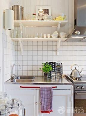 50平米小户型 简约装修设计 小厨房 厨房橱柜 小格子砖墙面 白色墙面 墙面置物架 原木地板 装饰品 