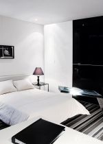 现代简约风格三居室主卧室床的摆放装修设计效果图