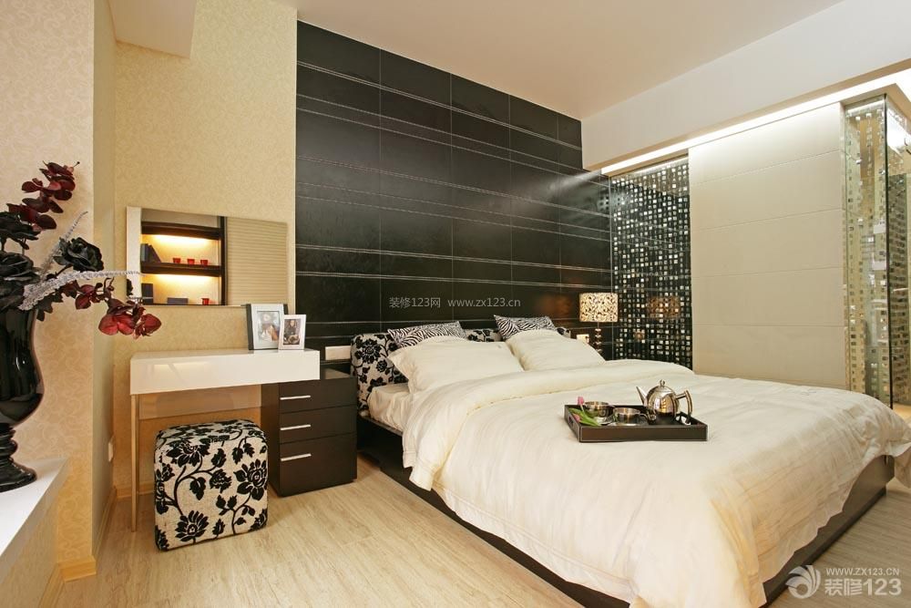 现代风格颜色搭配15平米卧室装修效果图