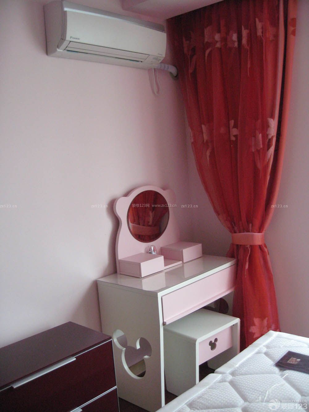 115平米家装卧室粉色可爱梳妆台装饰实景图