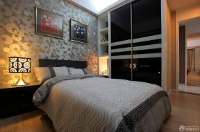 现代设计风格主卧室床头背景墙花纹壁纸装修图