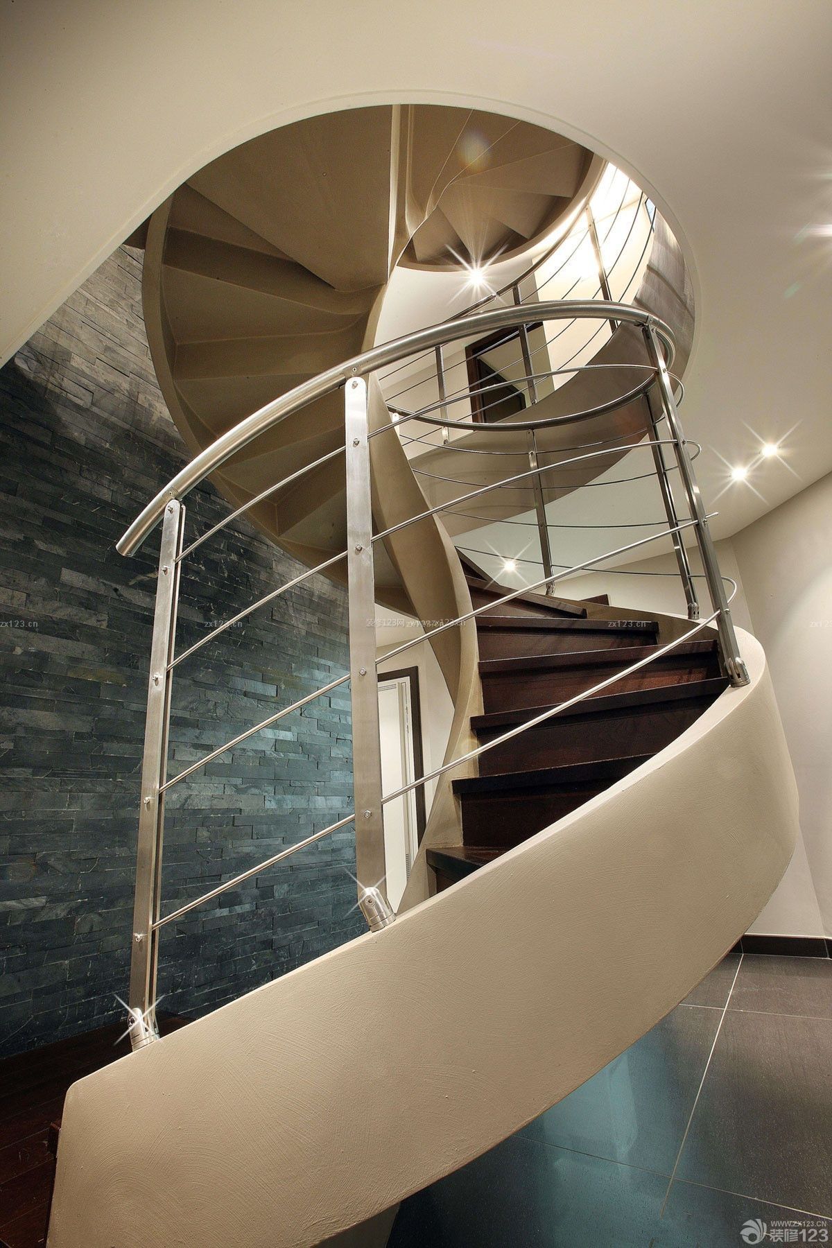 现代风格不锈钢楼梯扶手设计实景图