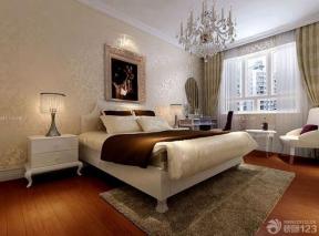 现代设计风格 15平米卧室 双人床 花纹壁纸