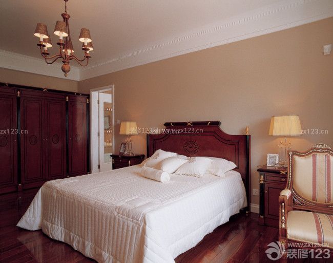美式卧室装修效果图 双人床 背景墙颜色