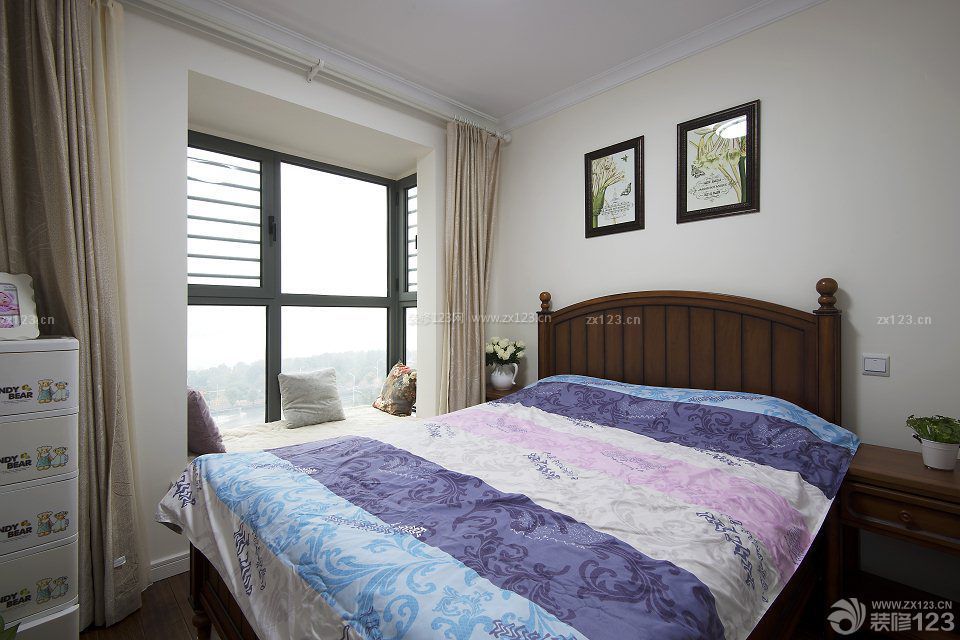卧室飘窗台纯色窗帘设计图片