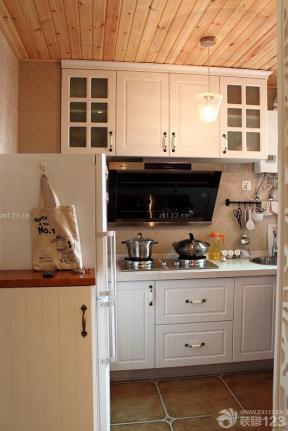 厨房仿古砖效果图 80平米房子 桑拿板吊顶 小厨房 家庭装修混搭风格