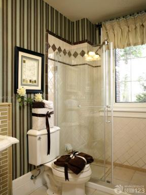 150平米 条纹壁纸 卫生间淋浴房效果图 钢化玻璃隔断 三室两厅两卫 