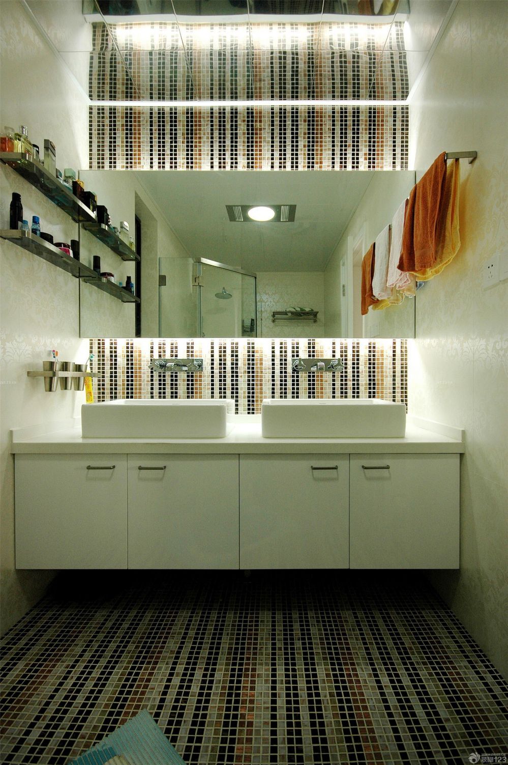 115平米浴室裝修馬賽克洗手盆圖片