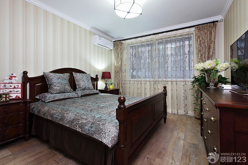 美式风格卧室大床装修图片