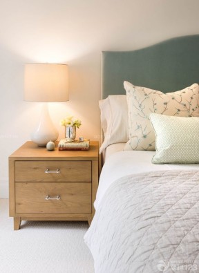 小型卧室美式田园床头柜装修案例