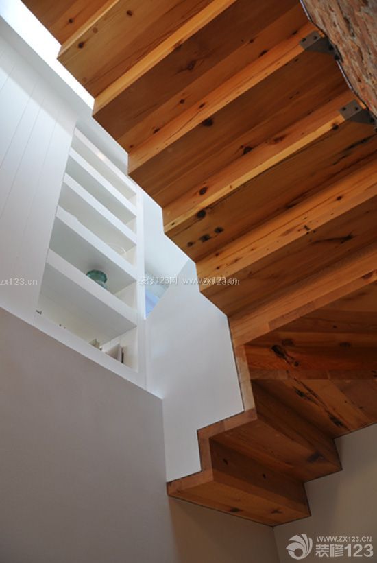 现代家装实木楼梯设计案例