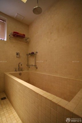 家庭浴室小格子砖墙面设计案例