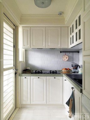 温馨小户型整体厨房玻璃门装修案例图片