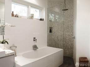 家庭浴室白色瓷砖卫浴设计案例