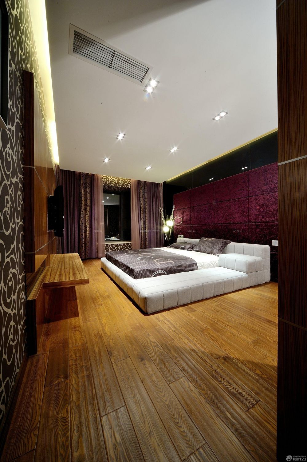 卧室地面 浅褐色木地板 