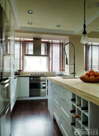 小户型阳台改厨房深褐色木地板设计图片