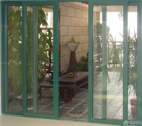 玻璃推拉门隔断 阳台小花园 
