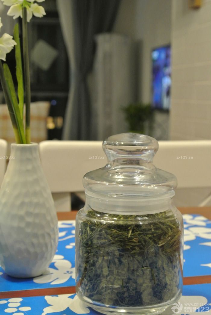 　　餐廳，磚貼了一個背景墻，而后淘了照片墻貼上去，沙發(fā)是打的，做了軟包，還省了兩張椅子，個人覺得收納籃和密封瓶都很實用，真的很密封，儲存茶葉比原來的盒子要好