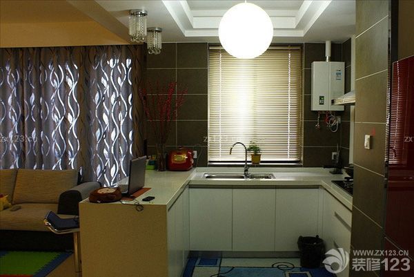　　60平的面積，雖然不大，但我們不想家里面看起來很擠，所以就將廚房餐廳客廳一體化啦~~