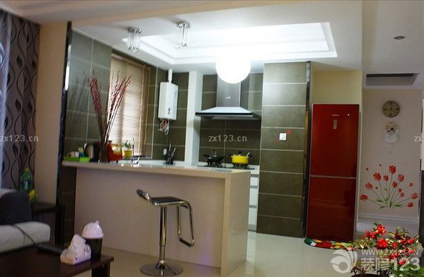 　　60平的面積，雖然不大，但我們不想家里面看起來很擠，所以就將廚房餐廳客廳一體化啦~~