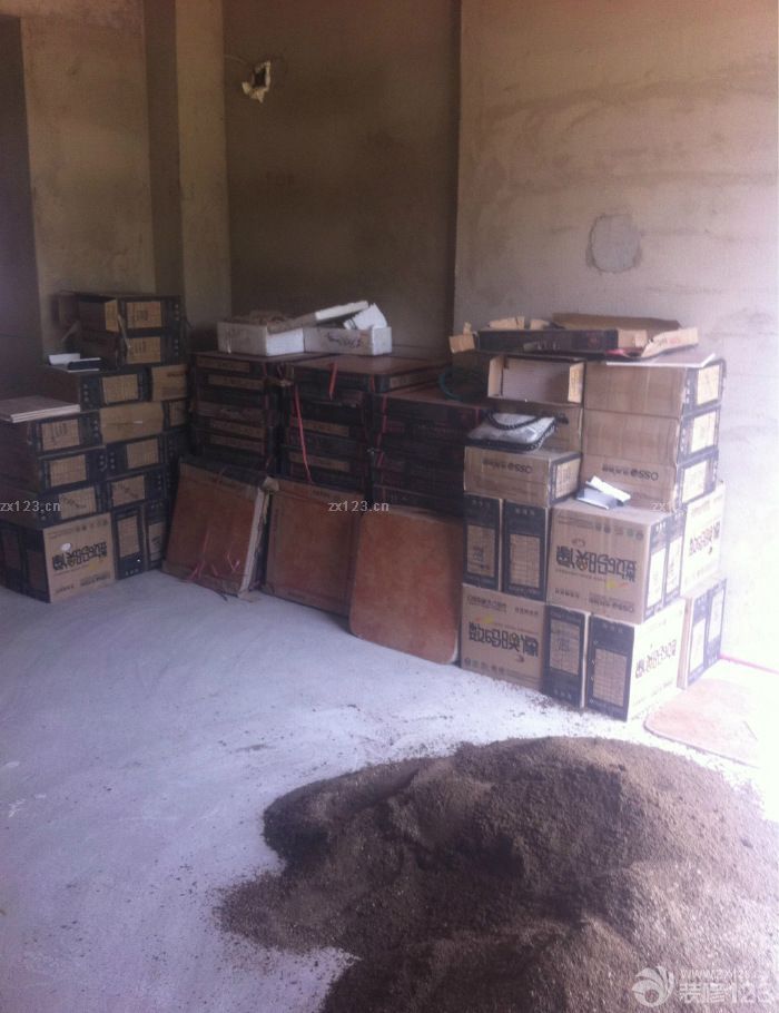 　　13年買的房，今年年初終于領(lǐng)到了鑰匙，電工和水暖早就完事了，一直在等瓦工，等了一個半月，揪心阿。<br><br>　　日盼夜盼。親愛的瓦工師傅終于到位了，所以我也用勇氣來開戶發(fā)帖子了，一但開工，裝修就好像吃了炫邁，根本停不下來。<br><br>　　水暖電工這個不多做介紹了。(友情提示：雙控開關(guān)一定要，真的很方便。)<br><br>　　因?yàn)樾家是把山的一樓，房子下來是看到這窗戶簡直是慘不忍睹。手一推感覺整扇窗都要被推到了。還漏風(fēng)!!!<br><br>　　東北的冬天又是嫩嘛的難熬，窗戶必須換掉，朋友勸說不用最好的，像我家這種的用一輩子是沒有問題的。<br><br>　　換窗戶：主臥+次臥+廳+陽臺+廚衛(wèi) 、共計(jì)11000銀子。<br>