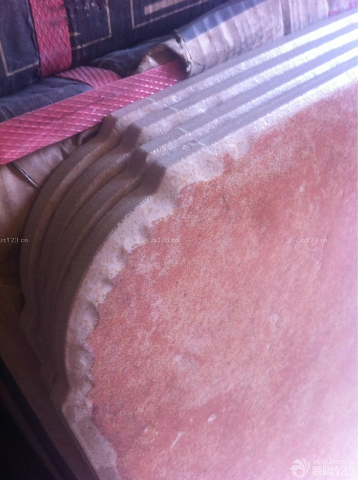 　　13年買的房，今年年初終于領(lǐng)到了鑰匙，電工和水暖早就完事了，一直在等瓦工，等了一個半月，揪心阿。<br><br>　　日盼夜盼。親愛的瓦工師傅終于到位了，所以我也用勇氣來開戶發(fā)帖子了，一但開工，裝修就好像吃了炫邁，根本停不下來。<br><br>　　水暖電工這個不多做介紹了。(友情提示：雙控開關(guān)一定要，真的很方便。)<br><br>　　因?yàn)樾家是把山的一樓，房子下來是看到這窗戶簡直是慘不忍睹。手一推感覺整扇窗都要被推到了。還漏風(fēng)!!!<br><br>　　東北的冬天又是嫩嘛的難熬，窗戶必須換掉，朋友勸說不用最好的，像我家這種的用一輩子是沒有問題的。<br><br>　　換窗戶：主臥+次臥+廳+陽臺+廚衛(wèi) 、共計(jì)11000銀子。<br>