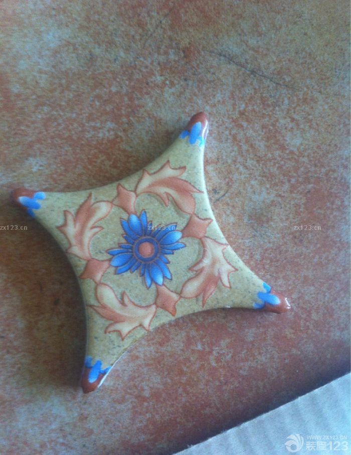 　　13年買的房，今年年初終于領(lǐng)到了鑰匙，電工和水暖早就完事了，一直在等瓦工，等了一個半月，揪心阿。<br><br>　　日盼夜盼。親愛的瓦工師傅終于到位了，所以我也用勇氣來開戶發(fā)帖子了，一但開工，裝修就好像吃了炫邁，根本停不下來。<br><br>　　水暖電工這個不多做介紹了。(友情提示：雙控開關(guān)一定要，真的很方便。)<br><br>　　因?yàn)樾家是把山的一樓，房子下來是看到這窗戶簡直是慘不忍睹。手一推感覺整扇窗都要被推到了。還漏風(fēng)!!!<br><br>　　東北的冬天又是嫩嘛的難熬，窗戶必須換掉，朋友勸說不用最好的，像我家這種的用一輩子是沒有問題的。<br><br>　　換窗戶：主臥+次臥+廳+陽臺+廚衛(wèi) 、共計(jì)11000銀子。<br>