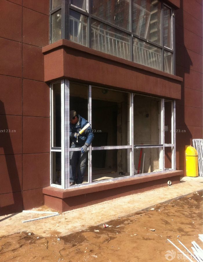 　　13年買的房，今年年初終于領(lǐng)到了鑰匙，電工和水暖早就完事了，一直在等瓦工，等了一個半月，揪心阿。<br><br>　　日盼夜盼。親愛的瓦工師傅終于到位了，所以我也用勇氣來開戶發(fā)帖子了，一但開工，裝修就好像吃了炫邁，根本停不下來。<br><br>　　水暖電工這個不多做介紹了。(友情提示：雙控開關(guān)一定要，真的很方便。)<br><br>　　因?yàn)樾家是把山的一樓，房子下來是看到這窗戶簡直是慘不忍睹。手一推感覺整扇窗都要被推到了。還漏風(fēng)!!!<br><br>　　東北的冬天又是嫩嘛的難熬，窗戶必須換掉，朋友勸說不用最好的，像我家這種的用一輩子是沒有問題的。<br><br>　　換窗戶：主臥+次臥+廳+陽臺+廚衛(wèi) 、共計(jì)11000銀子。<br>