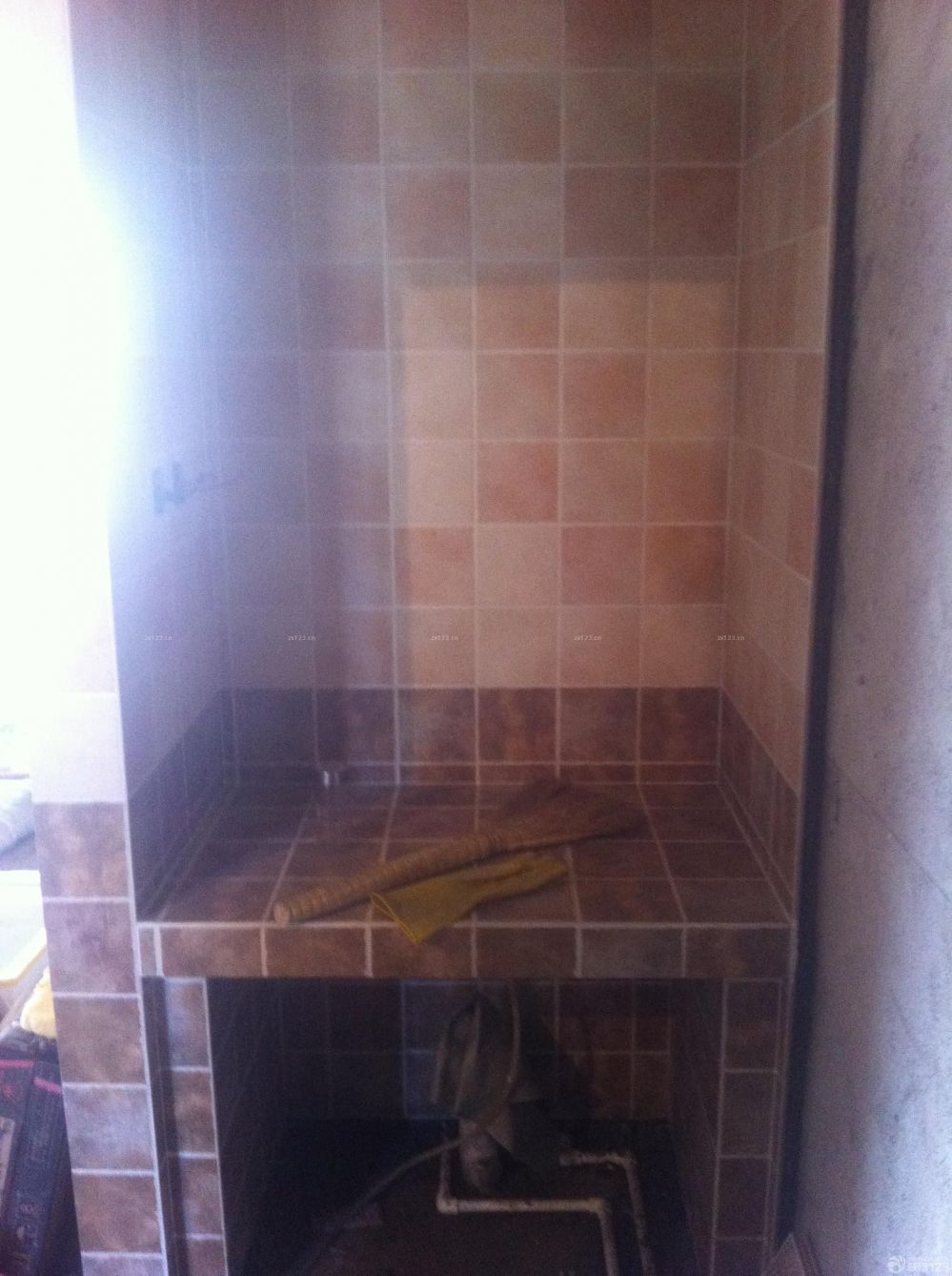 　　瓦工篇，工期：15天。<br><br>　　不得不說，瓦工師傅的活干的真心不錯。<br><br>　　真正的仿古磚，不好對縫。能鑲到這種程度，身為大處女座的我，很滿意了。<br><br>　　墻體不平，瓦工師傅先用水泥簡單找平了一遍。<br><br>　　主臥的門，改了位置，之前的已經(jīng)砌好了，廚房，這光線暗的我心碎啊，次臥的地磚，正鑲的，廳的地磚，正在吊線做準(zhǔn)備工作。<br><br>　　話不多說了，上圖吧，手機(jī)拍的，像素不敢恭維啊，畢業(yè)照好好照照吧，哈哈，親們湊合看。<br>