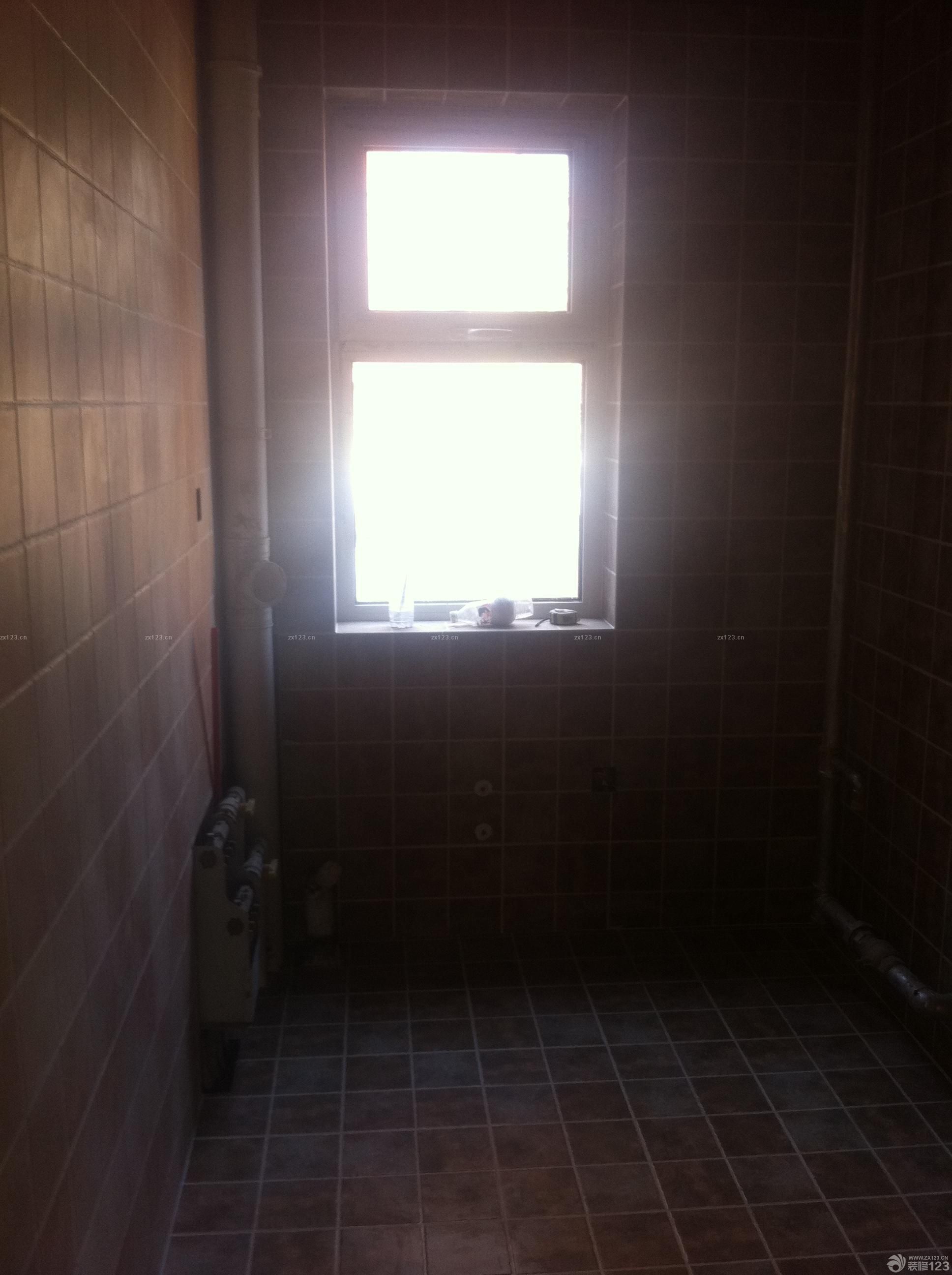 　　瓦工篇，工期：15天。<br><br>　　不得不說，瓦工師傅的活干的真心不錯。<br><br>　　真正的仿古磚，不好對縫。能鑲到這種程度，身為大處女座的我，很滿意了。<br><br>　　墻體不平，瓦工師傅先用水泥簡單找平了一遍。<br><br>　　主臥的門，改了位置，之前的已經(jīng)砌好了，廚房，這光線暗的我心碎啊，次臥的地磚，正鑲的，廳的地磚，正在吊線做準(zhǔn)備工作。<br><br>　　話不多說了，上圖吧，手機(jī)拍的，像素不敢恭維啊，畢業(yè)照好好照照吧，哈哈，親們湊合看。<br>