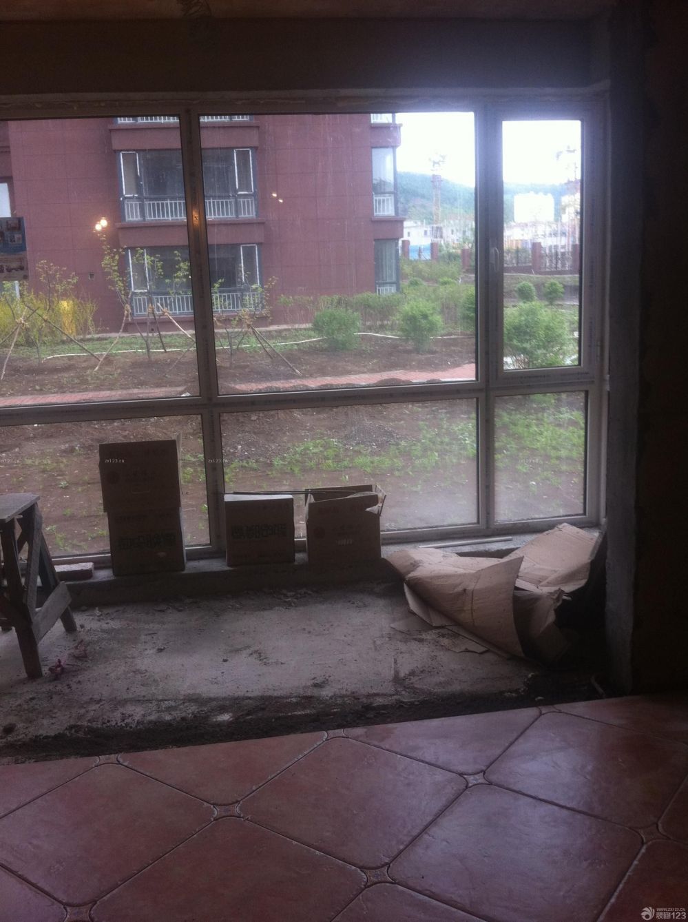 　　瓦工篇，工期：15天。<br><br>　　不得不說，瓦工師傅的活干的真心不錯。<br><br>　　真正的仿古磚，不好對縫。能鑲到這種程度，身為大處女座的我，很滿意了。<br><br>　　墻體不平，瓦工師傅先用水泥簡單找平了一遍。<br><br>　　主臥的門，改了位置，之前的已經(jīng)砌好了，廚房，這光線暗的我心碎啊，次臥的地磚，正鑲的，廳的地磚，正在吊線做準(zhǔn)備工作。<br><br>　　話不多說了，上圖吧，手機(jī)拍的，像素不敢恭維啊，畢業(yè)照好好照照吧，哈哈，親們湊合看。<br>