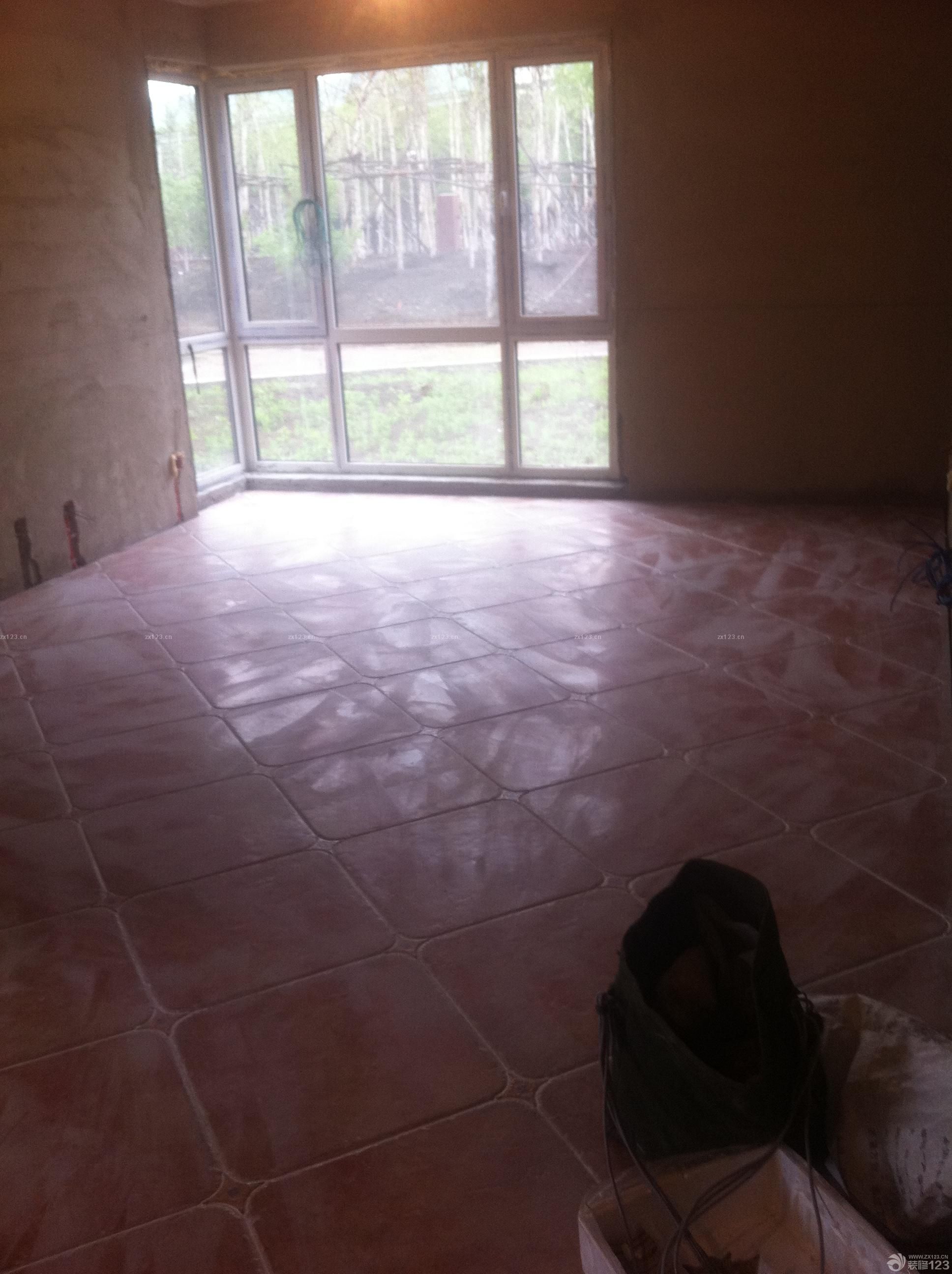 　　瓦工篇，工期：15天。<br><br>　　不得不說，瓦工師傅的活干的真心不錯。<br><br>　　真正的仿古磚，不好對縫。能鑲到這種程度，身為大處女座的我，很滿意了。<br><br>　　墻體不平，瓦工師傅先用水泥簡單找平了一遍。<br><br>　　主臥的門，改了位置，之前的已經(jīng)砌好了，廚房，這光線暗的我心碎啊，次臥的地磚，正鑲的，廳的地磚，正在吊線做準(zhǔn)備工作。<br><br>　　話不多說了，上圖吧，手機(jī)拍的，像素不敢恭維啊，畢業(yè)照好好照照吧，哈哈，親們湊合看。<br>