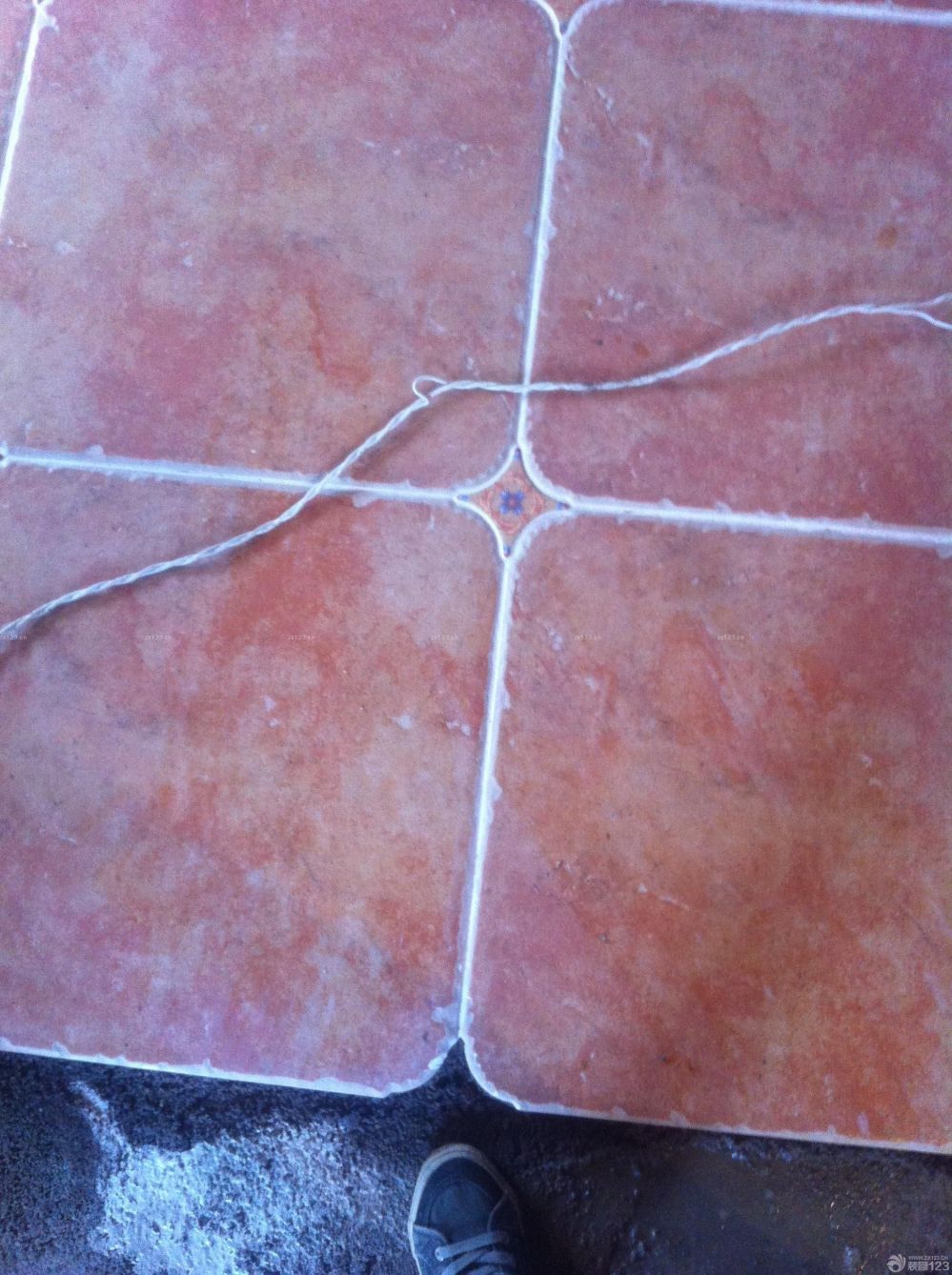 　　瓦工篇，工期：15天。<br><br>　　不得不說，瓦工師傅的活干的真心不錯。<br><br>　　真正的仿古磚，不好對縫。能鑲到這種程度，身為大處女座的我，很滿意了。<br><br>　　墻體不平，瓦工師傅先用水泥簡單找平了一遍。<br><br>　　主臥的門，改了位置，之前的已經(jīng)砌好了，廚房，這光線暗的我心碎啊，次臥的地磚，正鑲的，廳的地磚，正在吊線做準(zhǔn)備工作。<br><br>　　話不多說了，上圖吧，手機(jī)拍的，像素不敢恭維啊，畢業(yè)照好好照照吧，哈哈，親們湊合看。<br>