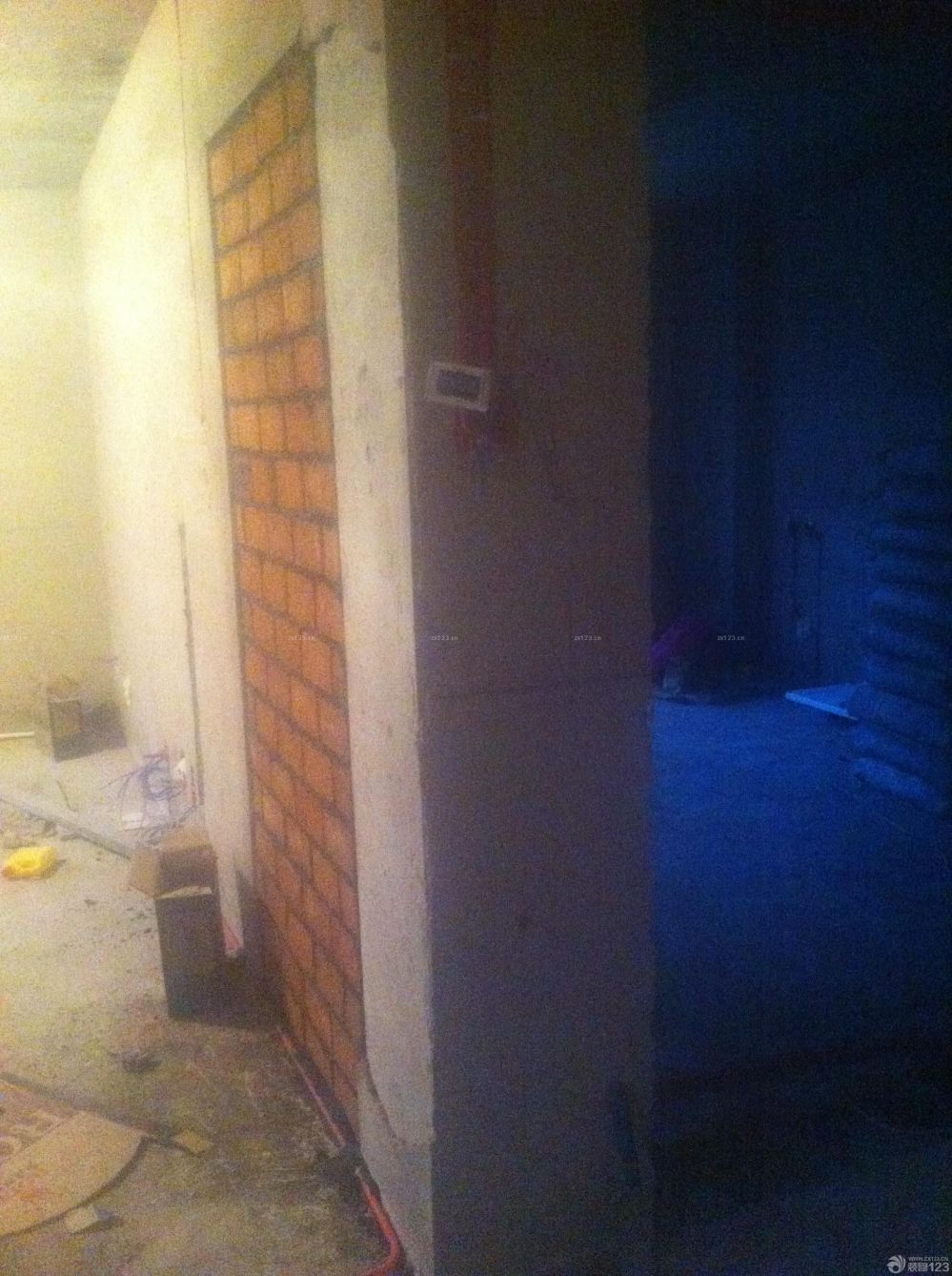 　　瓦工篇，工期：15天。<br><br>　　不得不說，瓦工師傅的活干的真心不錯。<br><br>　　真正的仿古磚，不好對縫。能鑲到這種程度，身為大處女座的我，很滿意了。<br><br>　　墻體不平，瓦工師傅先用水泥簡單找平了一遍。<br><br>　　主臥的門，改了位置，之前的已經(jīng)砌好了，廚房，這光線暗的我心碎啊，次臥的地磚，正鑲的，廳的地磚，正在吊線做準(zhǔn)備工作。<br><br>　　話不多說了，上圖吧，手機(jī)拍的，像素不敢恭維啊，畢業(yè)照好好照照吧，哈哈，親們湊合看。<br>