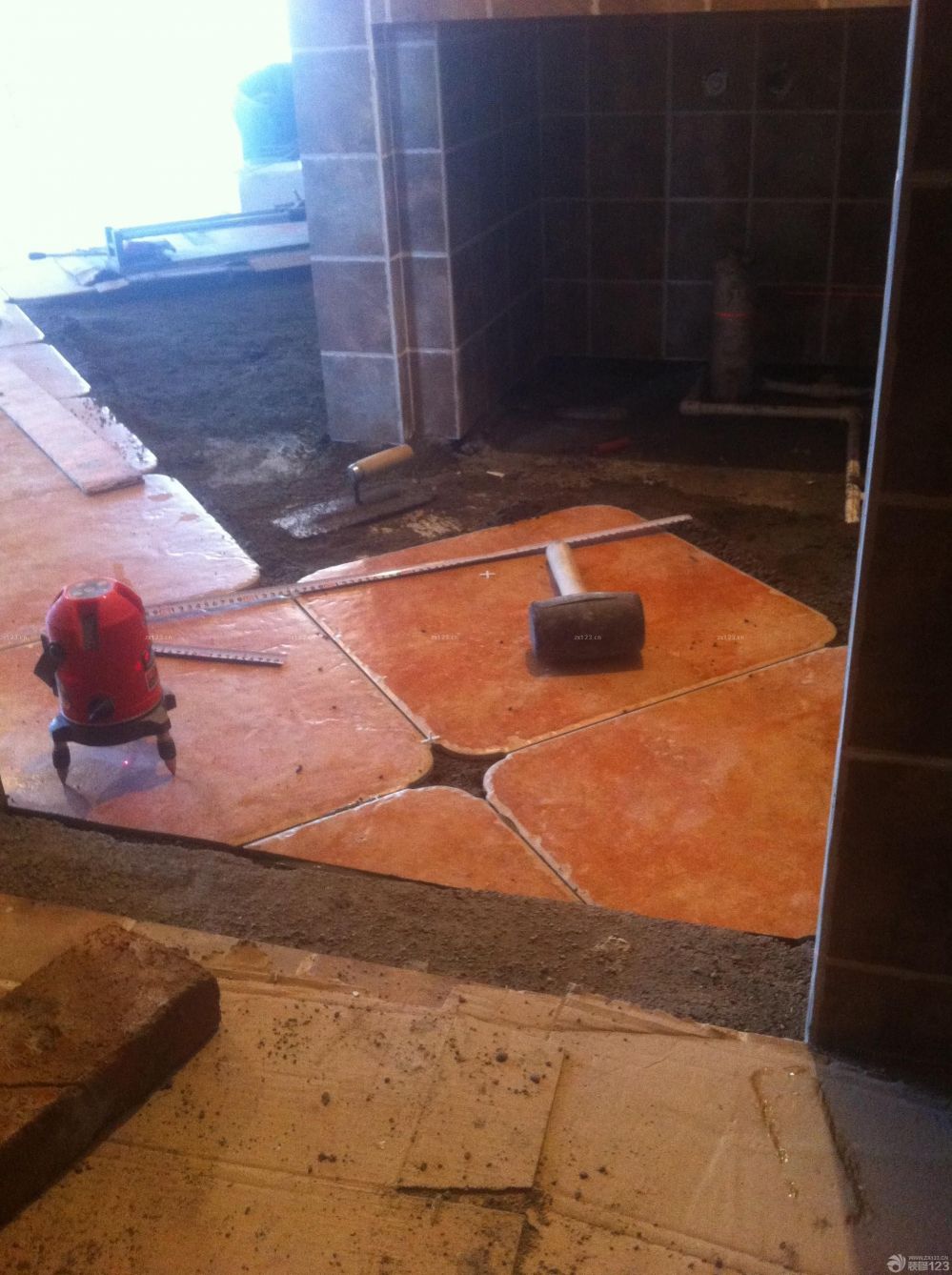 　　瓦工篇，工期：15天。<br><br>　　不得不說，瓦工師傅的活干的真心不錯。<br><br>　　真正的仿古磚，不好對縫。能鑲到這種程度，身為大處女座的我，很滿意了。<br><br>　　墻體不平，瓦工師傅先用水泥簡單找平了一遍。<br><br>　　主臥的門，改了位置，之前的已經(jīng)砌好了，廚房，這光線暗的我心碎啊，次臥的地磚，正鑲的，廳的地磚，正在吊線做準(zhǔn)備工作。<br><br>　　話不多說了，上圖吧，手機(jī)拍的，像素不敢恭維啊，畢業(yè)照好好照照吧，哈哈，親們湊合看。<br>