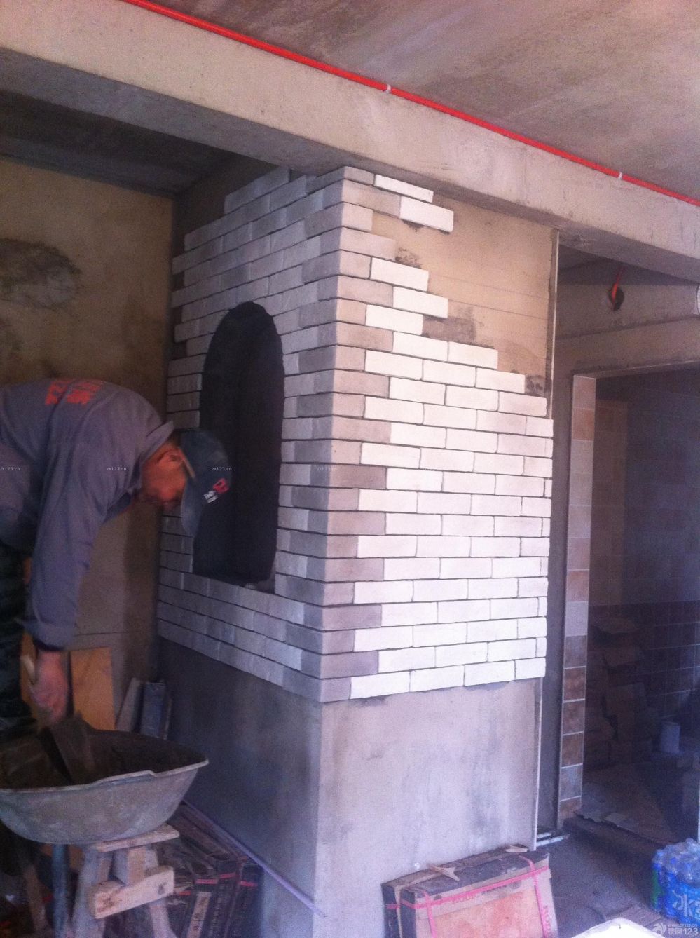 　　瓦工篇，工期：15天。<br><br>　　不得不說，瓦工師傅的活干的真心不錯。<br><br>　　真正的仿古磚，不好對縫。能鑲到這種程度，身為大處女座的我，很滿意了。<br><br>　　墻體不平，瓦工師傅先用水泥簡單找平了一遍。<br><br>　　主臥的門，改了位置，之前的已經(jīng)砌好了，廚房，這光線暗的我心碎啊，次臥的地磚，正鑲的，廳的地磚，正在吊線做準(zhǔn)備工作。<br><br>　　話不多說了，上圖吧，手機(jī)拍的，像素不敢恭維啊，畢業(yè)照好好照照吧，哈哈，親們湊合看。<br>