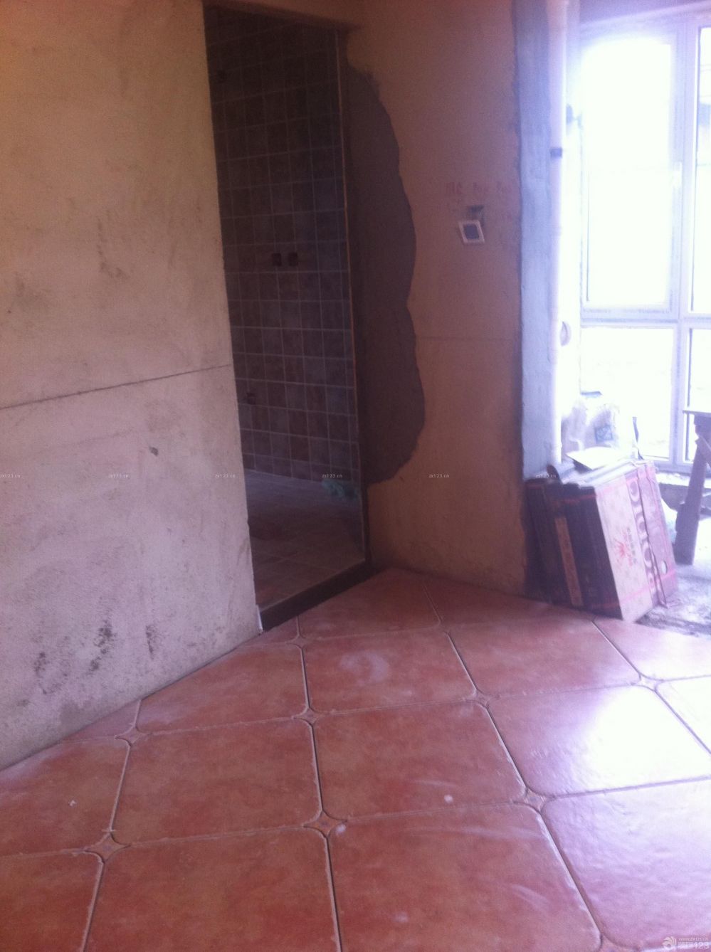 　　瓦工篇，工期：15天。<br><br>　　不得不說，瓦工師傅的活干的真心不錯。<br><br>　　真正的仿古磚，不好對縫。能鑲到這種程度，身為大處女座的我，很滿意了。<br><br>　　墻體不平，瓦工師傅先用水泥簡單找平了一遍。<br><br>　　主臥的門，改了位置，之前的已經(jīng)砌好了，廚房，這光線暗的我心碎啊，次臥的地磚，正鑲的，廳的地磚，正在吊線做準(zhǔn)備工作。<br><br>　　話不多說了，上圖吧，手機(jī)拍的，像素不敢恭維啊，畢業(yè)照好好照照吧，哈哈，親們湊合看。<br>