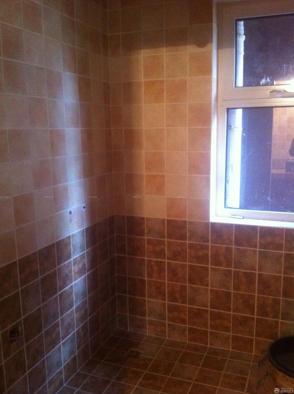 　　瓦工篇，工期：15天。<br><br>　　不得不說，瓦工師傅的活干的真心不錯。<br><br>　　真正的仿古磚，不好對縫。能鑲到這種程度，身為大處女座的我，很滿意了。<br><br>　　墻體不平，瓦工師傅先用水泥簡單找平了一遍。<br><br>　　主臥的門，改了位置，之前的已經(jīng)砌好了，廚房，這光線暗的我心碎啊，次臥的地磚，正鑲的，廳的地磚，正在吊線做準(zhǔn)備工作。<br><br>　　話不多說了，上圖吧，手機(jī)拍的，像素不敢恭維啊，畢業(yè)照好好照照吧，哈哈，親們湊合看。<br>