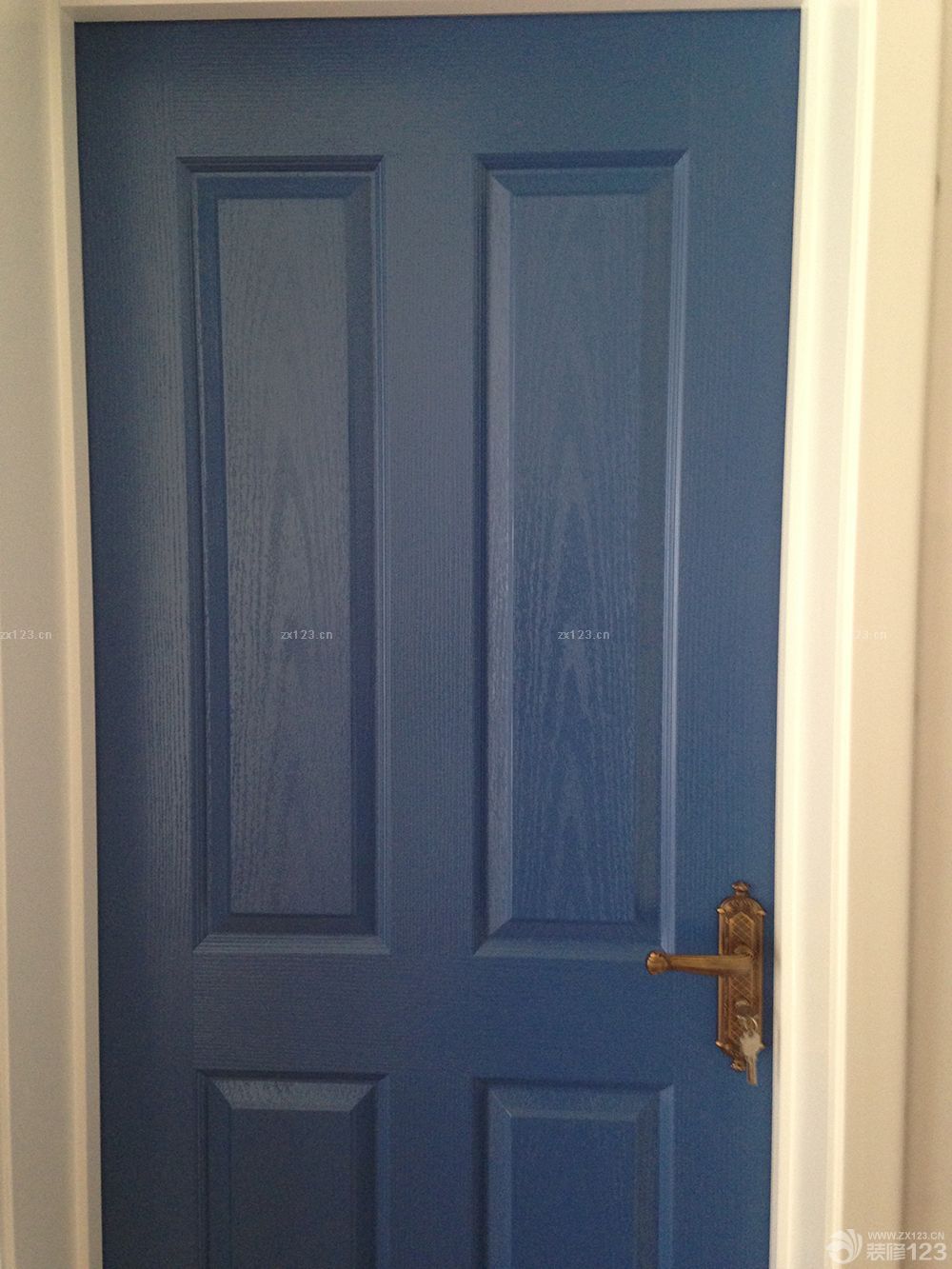 　　因?yàn)橛推徇@味道，整個噴漆過程我一點(diǎn)也沒參與，直接躲的遠(yuǎn)遠(yuǎn)的!等我再回房子看的時(shí)候，油工師傅用報(bào)紙都給包上了，直接就進(jìn)入刮石膏的程序了。。<br><br>　　墻上的小木板：其實(shí)是防腐木板，陽臺的地臺剩的板，退又退不了，仍了還可惜是不!特意讓木工師傅打了三條小木板，雙層的，以后掛個吊蘭啊，照片墻啊，這個啊，那個啊，什么什么的啊，沒想好呢，反正是會各種被利用起來。<br><br>　　次臥的書桌，已經(jīng)都包上了，懸空的書架，其實(shí)書桌之前也是懸空的，后來怎么看怎么覺得不穩(wěn)妥，怕以后寶寶在地上玩撞到頭，就后加了一條桌腿。<br><br>　　等大白干透了之后，直接噴了乳膠漆，只噴了棚頂。墻面全貼壁紙。<br>