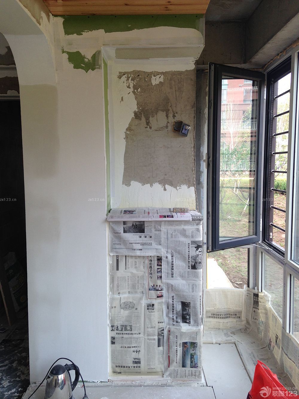 　　因?yàn)橛推徇@味道，整個噴漆過程我一點(diǎn)也沒參與，直接躲的遠(yuǎn)遠(yuǎn)的!等我再回房子看的時(shí)候，油工師傅用報(bào)紙都給包上了，直接就進(jìn)入刮石膏的程序了。。<br><br>　　墻上的小木板：其實(shí)是防腐木板，陽臺的地臺剩的板，退又退不了，仍了還可惜是不!特意讓木工師傅打了三條小木板，雙層的，以后掛個吊蘭啊，照片墻啊，這個啊，那個啊，什么什么的啊，沒想好呢，反正是會各種被利用起來。<br><br>　　次臥的書桌，已經(jīng)都包上了，懸空的書架，其實(shí)書桌之前也是懸空的，后來怎么看怎么覺得不穩(wěn)妥，怕以后寶寶在地上玩撞到頭，就后加了一條桌腿。<br><br>　　等大白干透了之后，直接噴了乳膠漆，只噴了棚頂。墻面全貼壁紙。<br>