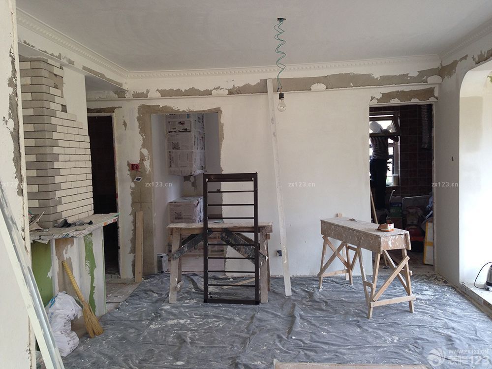 　　因?yàn)橛推徇@味道，整個噴漆過程我一點(diǎn)也沒參與，直接躲的遠(yuǎn)遠(yuǎn)的!等我再回房子看的時(shí)候，油工師傅用報(bào)紙都給包上了，直接就進(jìn)入刮石膏的程序了。。<br><br>　　墻上的小木板：其實(shí)是防腐木板，陽臺的地臺剩的板，退又退不了，仍了還可惜是不!特意讓木工師傅打了三條小木板，雙層的，以后掛個吊蘭啊，照片墻啊，這個啊，那個啊，什么什么的啊，沒想好呢，反正是會各種被利用起來。<br><br>　　次臥的書桌，已經(jīng)都包上了，懸空的書架，其實(shí)書桌之前也是懸空的，后來怎么看怎么覺得不穩(wěn)妥，怕以后寶寶在地上玩撞到頭，就后加了一條桌腿。<br><br>　　等大白干透了之后，直接噴了乳膠漆，只噴了棚頂。墻面全貼壁紙。<br>